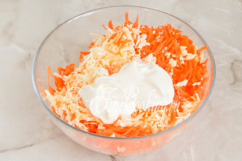 Салат с морковью, сыром и чесноком. Шаг 5